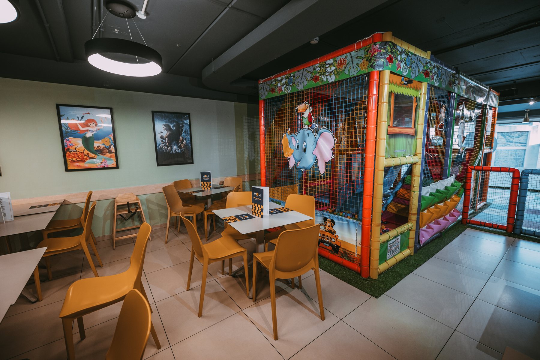 MOM Brunch & Dine interior